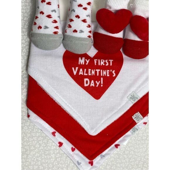 TRUE BABY 0-6 MONTH - 1ST VALENTINES BIB AND SOCK SET - Picture 3 of 8